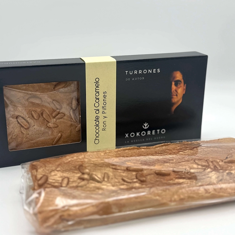 Turrón de chocolate al caramelo, ron y piñones